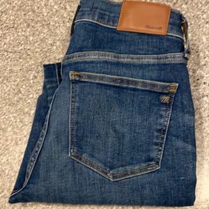 Madewell Petite 8" Skinny Jeans in Ames Wash